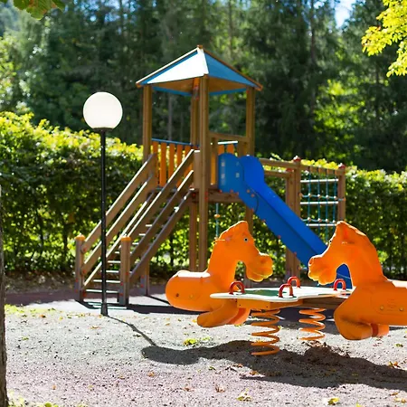 מלון Alpenhotel Weitlanbrunn 4*